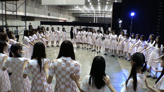 乃木坂46/9月に行われた全国握手会ライブ前の円陣@幕張メッセ(提供写真)