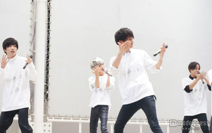 XOX/左から:田中理来、とまん、志村禎雄、バトシン