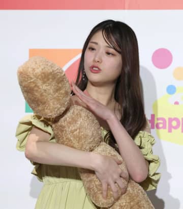 第1子出産の松村沙友理 巨大クッションを赤子のように愛でる「よちよち」会場爆笑「出産頑張ったのでおなかペコペコ」