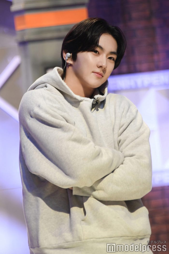 古着を着こなしポーズを決めるJUNGWON(ジョンウォン)(C)モデルプレス