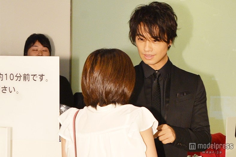 劇場ロビーでもぎりを初体験した斎藤工