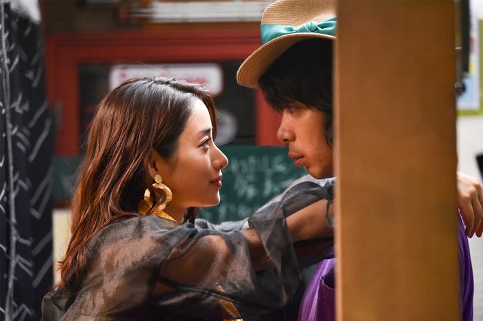 石原さとみ、峯田和伸/「高嶺の花」第4話より(C)日本テレビ