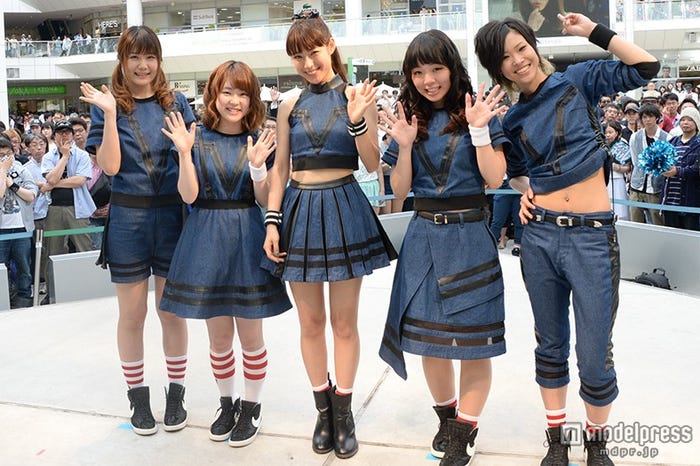 LAGOON(左から)RINO、yuri、MIORI、YUKINO、NANA.