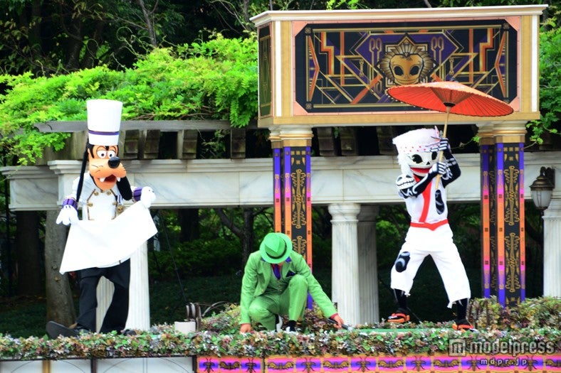 「ニューヨーク・ハロウィーン・フォリーズ」下駄を使ったパフォーマンスを披露する板前のスケルトン