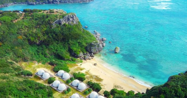 沖縄に海辺グランピング「glampark resort アクナ浜」絶景穴場ビーチ前でBBQ＆ドームテント泊