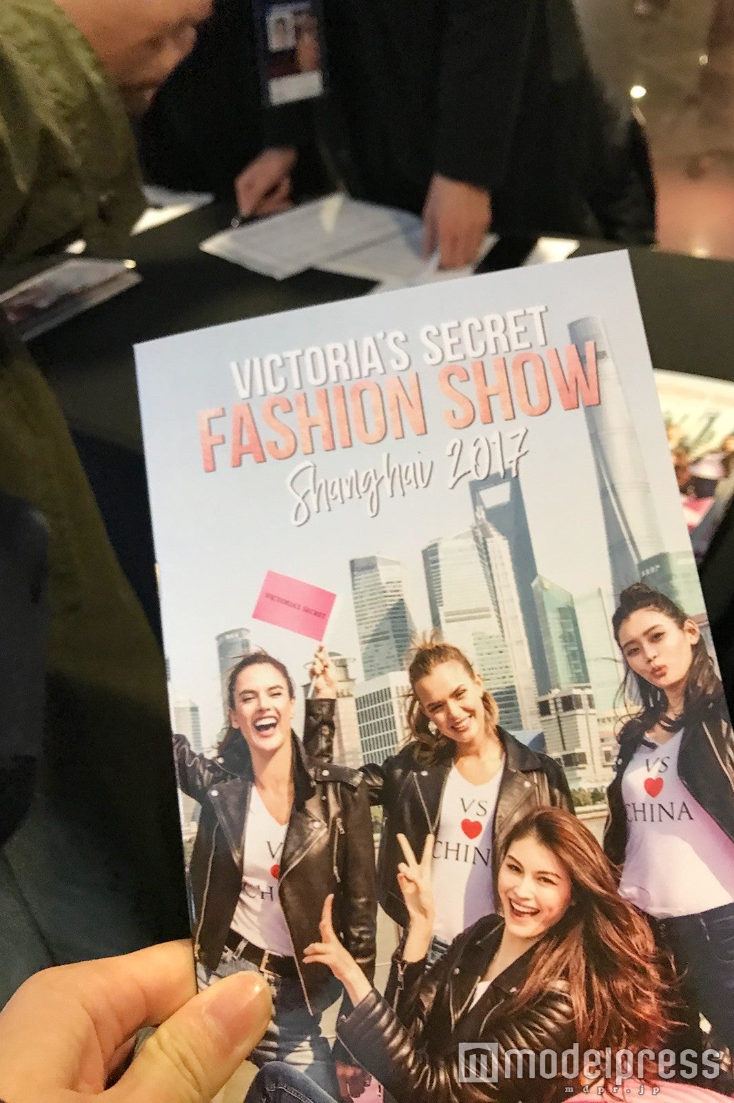 プレスパスとともに資料も渡された （C）モデルプレス