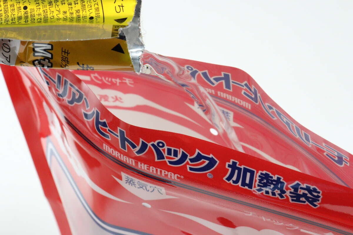 ダイソー モーリアンヒートパック ダイソーのモーリアンヒートパックの加熱に水を注ぐ様子