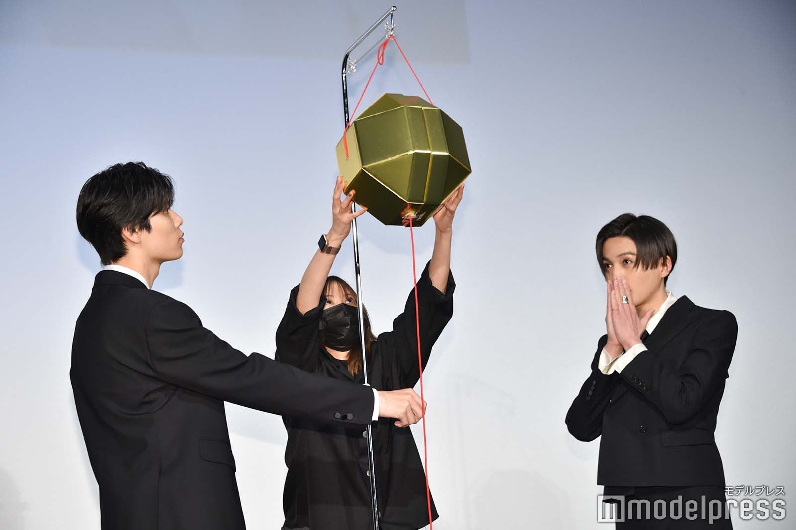 くす玉が気になる萩原利久、八木勇征（C）モデルプレス