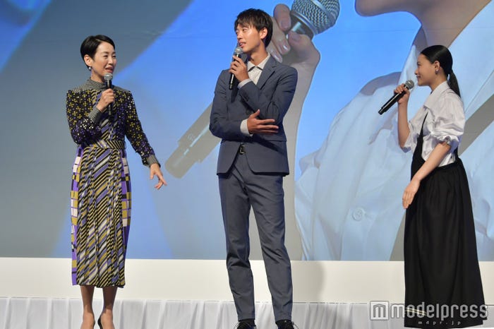 (左から)樋口可南子、竹内涼真、杉咲花 (C)モデルプレス