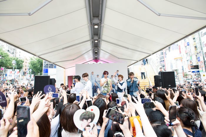 渋谷ゲリラライブを行ったPENTAGON(C)渡邊玲奈(田中聖太郎写真事務所)