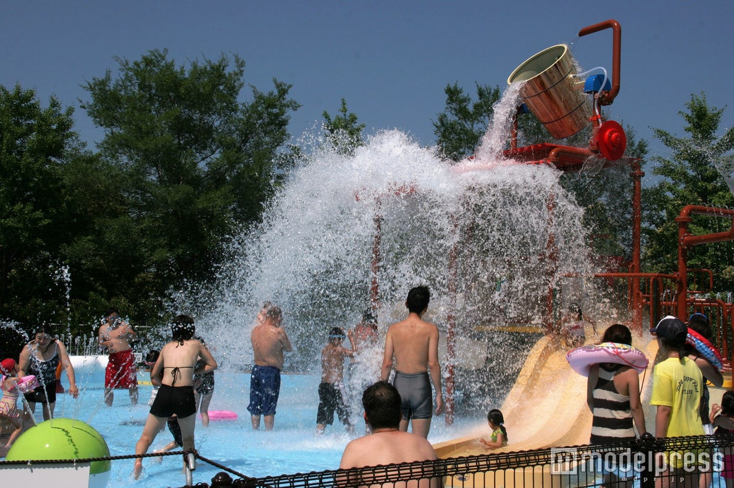 爽快スライダー&バケツスプラッシュで水遊び 東武動物公園のプール営業スタート