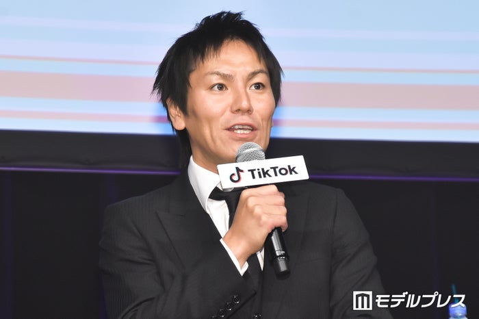 狩野英孝、金髪の美人姪っ子を顔出し公開「美しすぎる」「びっくり」の声