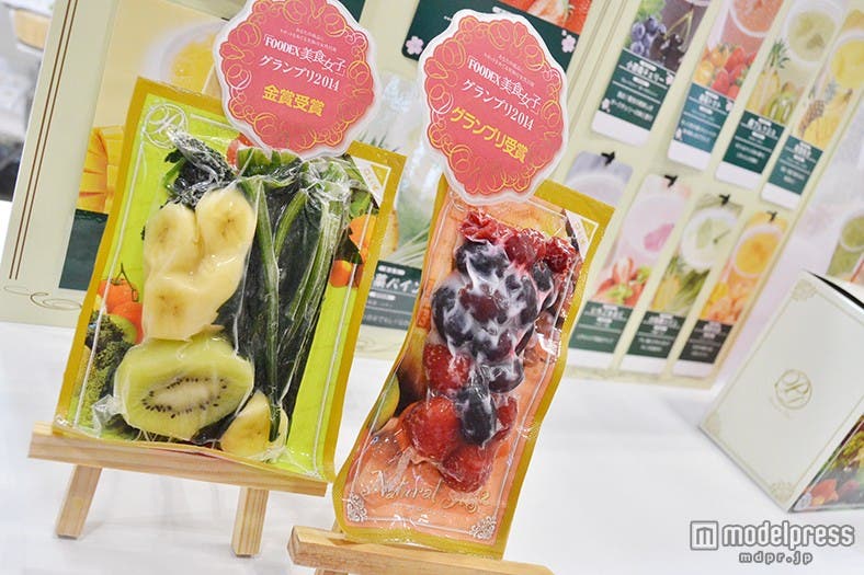 (左から)金賞の「グリーンサラダスムージー」(3個セット/税込¥1,037)とグランプリの「ラブベリーうるうるコラーゲン」(3個セット/税込¥908)※Premier Del楽天ショップでの価格