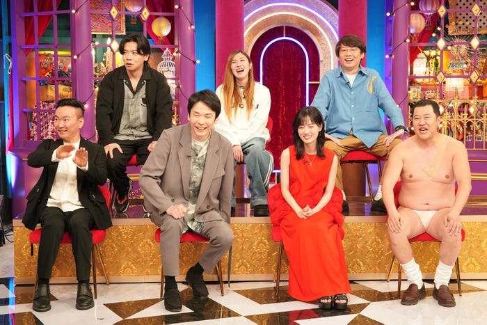 (前列左から) 山内健司、濱家隆一、山下美月、とにかく明るい安村(後列左から)野田クリスタル、薄幸、小宮浩信(C)日本テレビ
