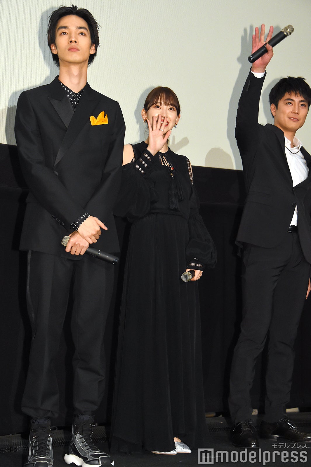 清水尋也、生配信動画のカメラに向かって手を振る堀未央奈、間宮祥太朗 （C）モデルプレス