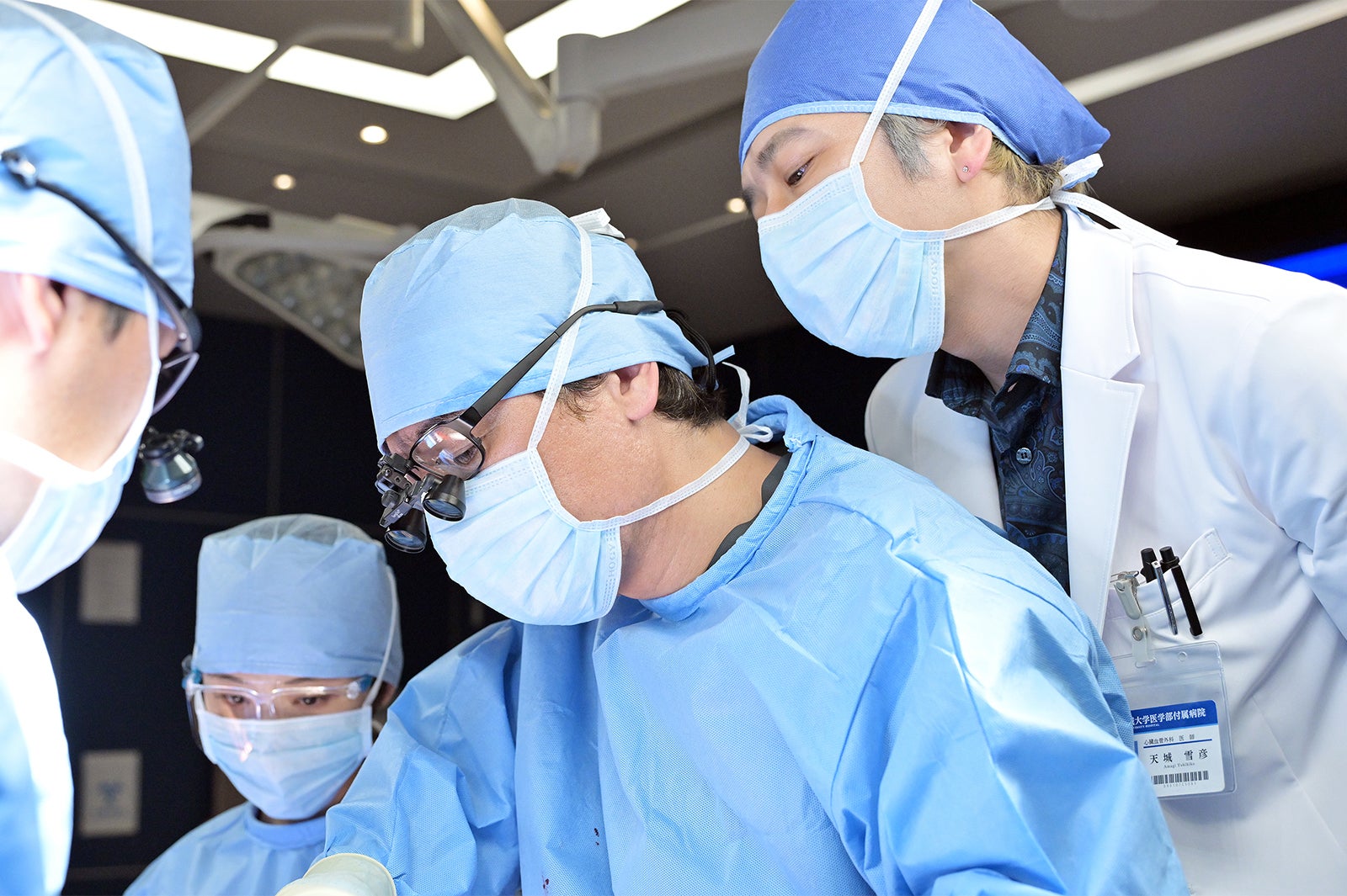 趣里、橋本さとし、二宮和也「ブラックペアン シーズン２」第2話より（C）TBS