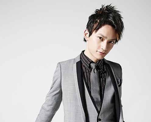 AAA日高光啓、色気溢れる視線で魅了 軽快ダンスでコミカルな絡みも