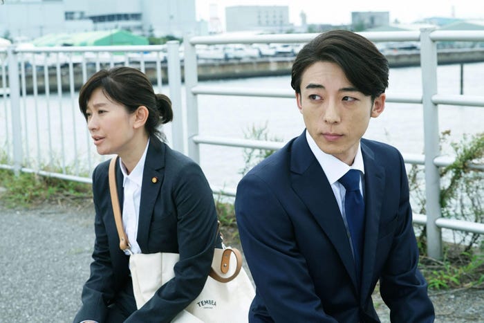 篠原涼子、高橋一生/「民衆の敵」第6話より(C)フジテレビ