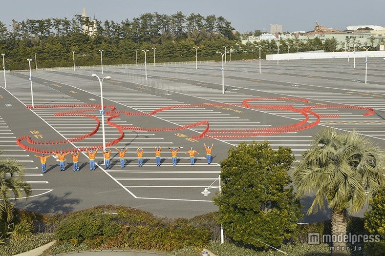 ディズニーランド、巨大ミッキーが出現