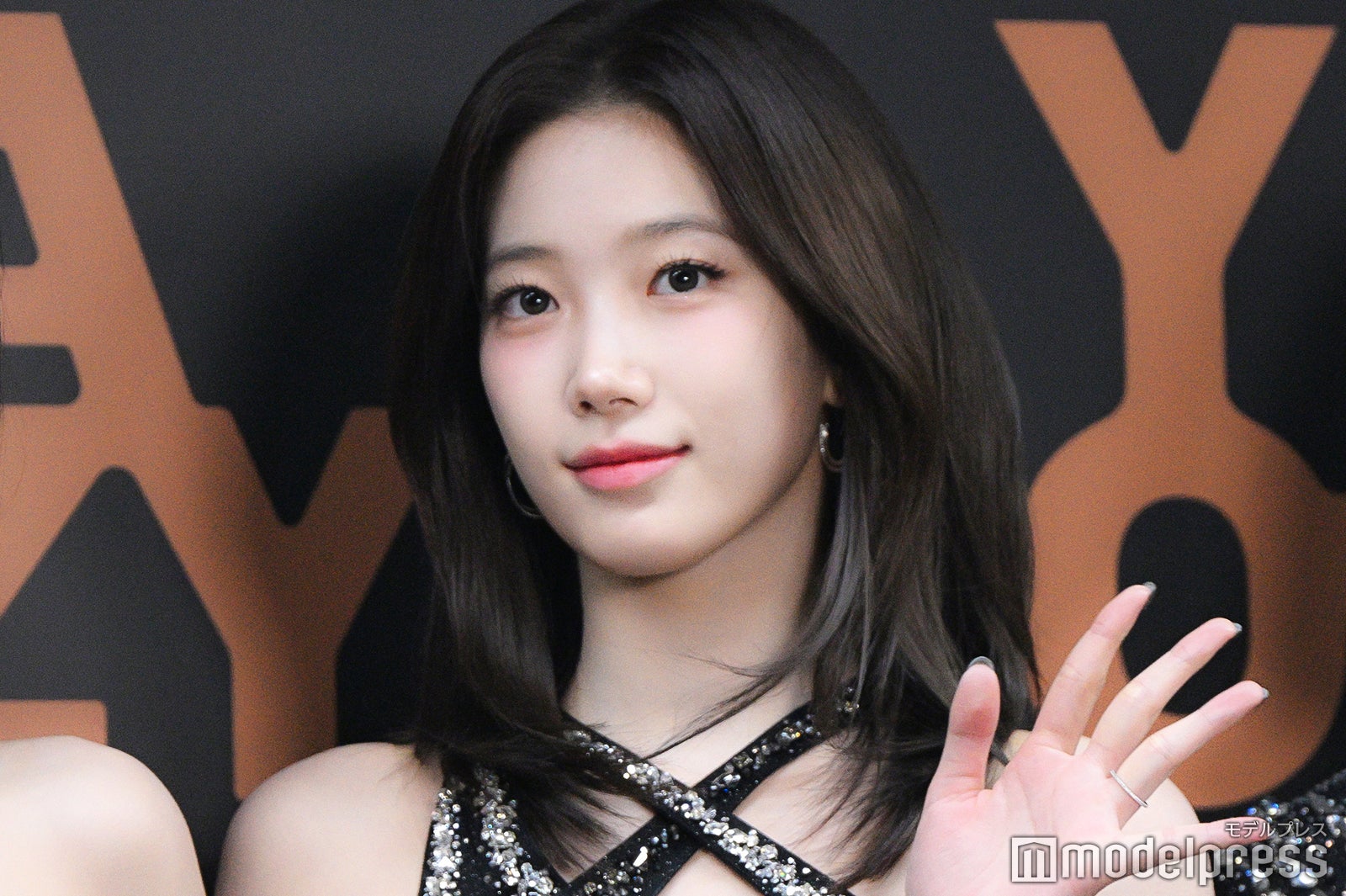 LE SSERAFIMカズハ、色白素肌際立つ衣装姿にファン熱狂「着こなせるのさすが」「スタイル抜群」