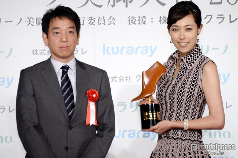 （右）吹石一恵