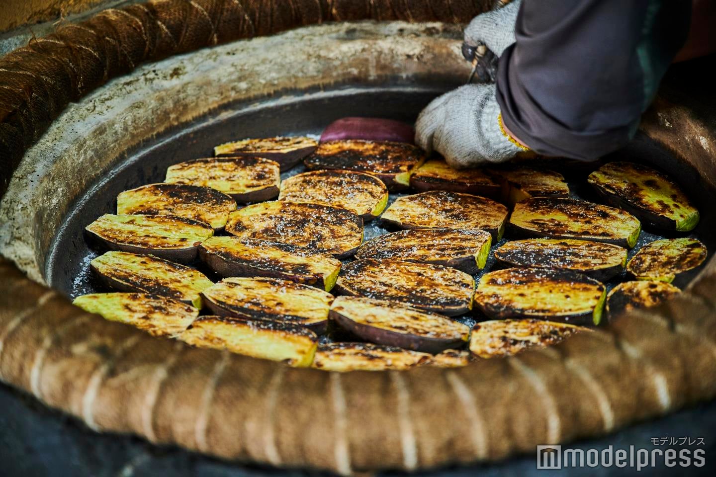 丹精込めて焼き上げるやきいも（C）モデルプレス
