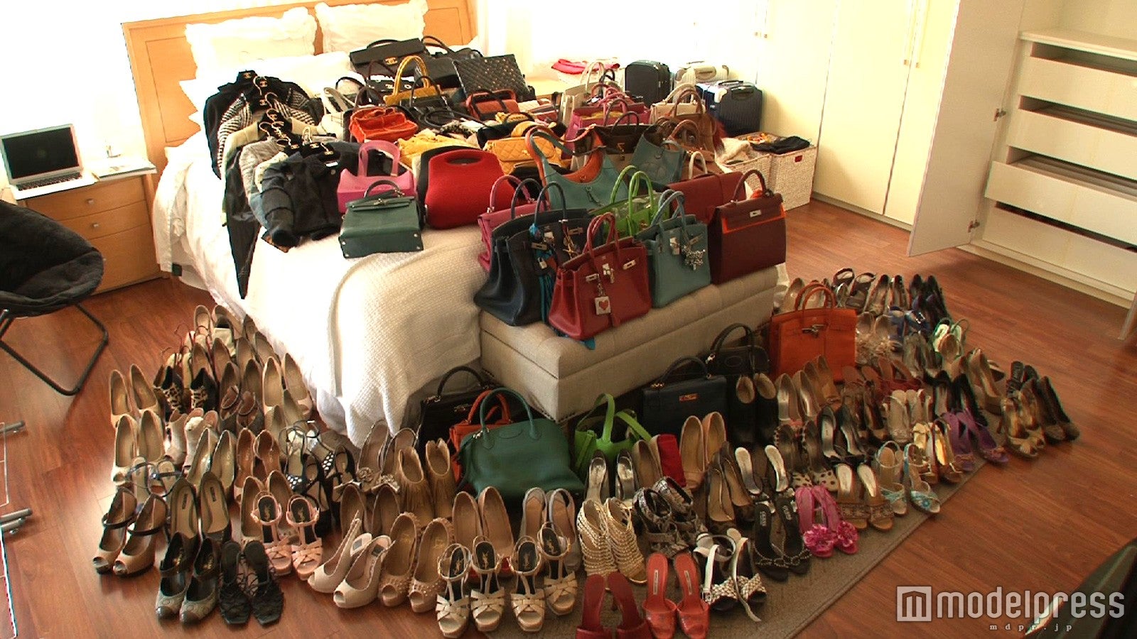 ハワイの日本人妻・ユウコさんバッグ＆靴／画像提供：毎日放送