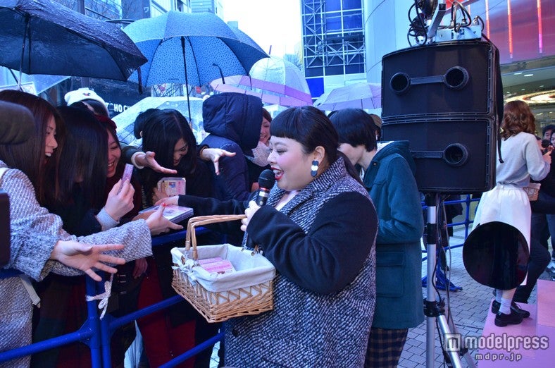 観客へDVDとオリジナルチョコレートの配布