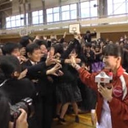 綾瀬はるか、福島の高校をサプライズ訪問!