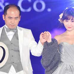 モデルプレス - 小嶋陽菜、美バストちらりウエディングドレス姿 トレンディエンジェル斎藤さんがエスコート<GirlsAward 2016 A/W>