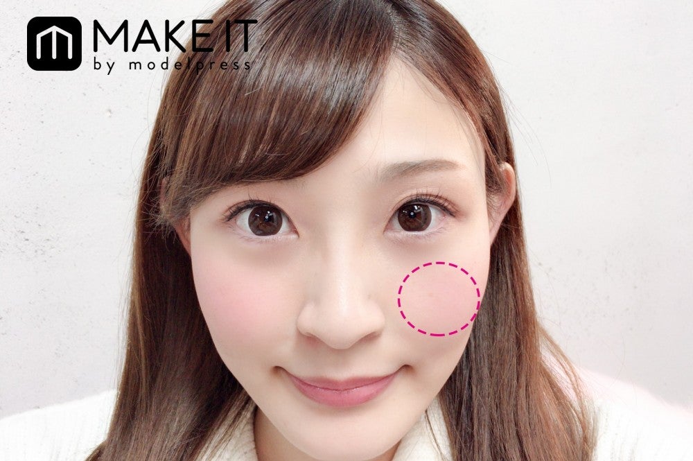 逆三角形さんは内側まんまるチーク／【ジルスチュアート ビューティ】「ミックスブラッシュ コンパクト モアカラーズ」“19 love ＆ happiness”使用 (C)メイクイット