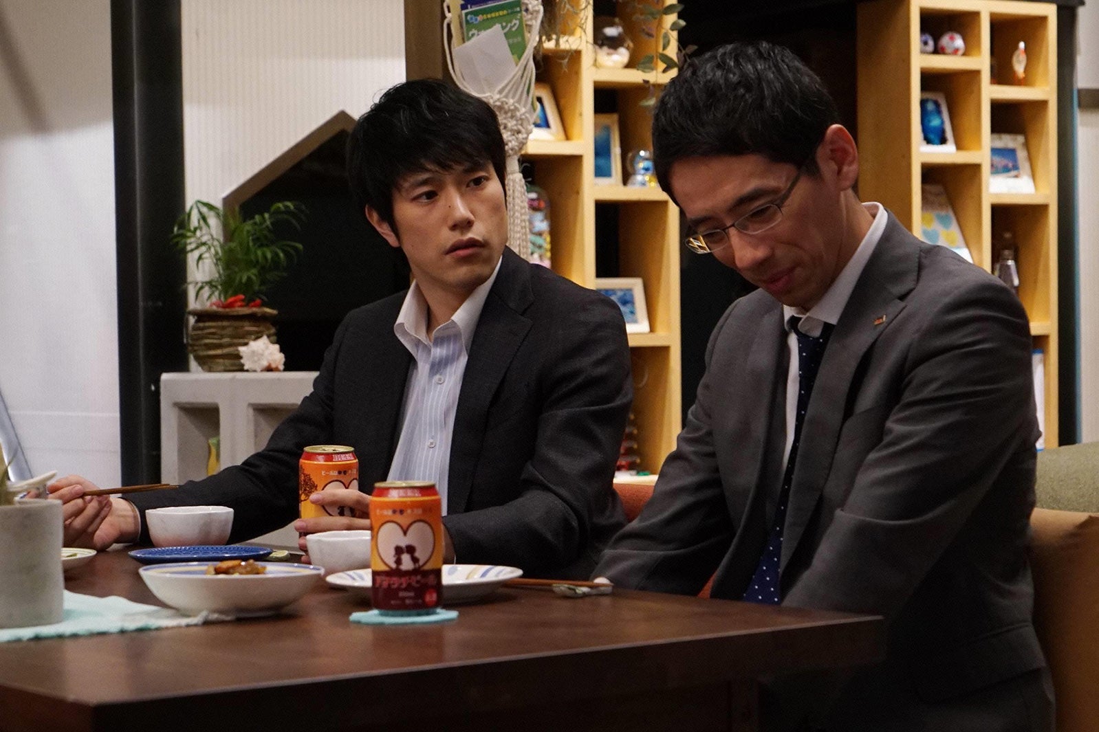 松山ケンイチ、野間口徹／「隣の家族は青く見える」第2話より（C）フジテレビ