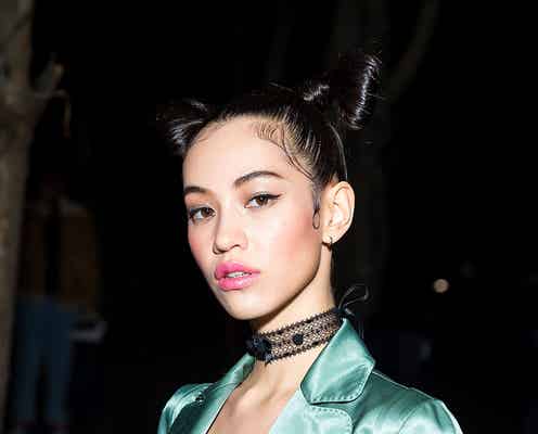 水原希子、美腹筋あらわなSEXYスーツルックでNY降臨 斬新ヘアにも注目