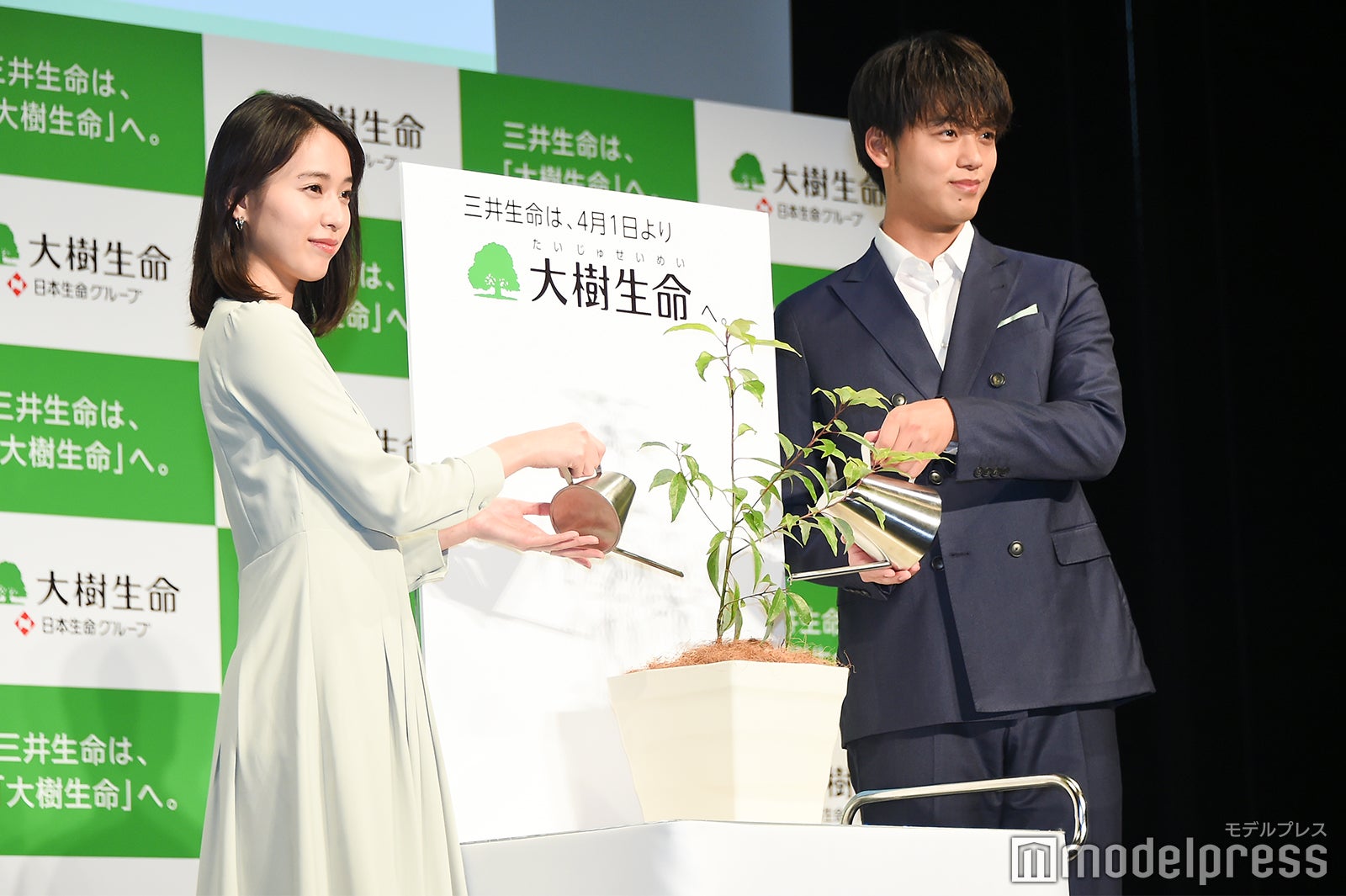 戸田恵梨香、竹内涼真（C）モデルプレス