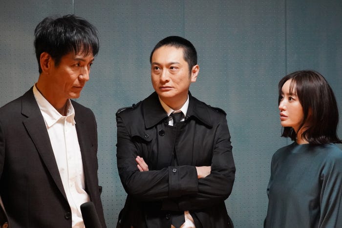 沢村一樹、JP、松本まりか「トクメイ!警視庁特別会計係」最終話より(C)カンテレ