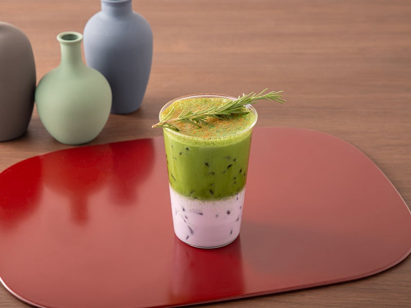 二層の謎（ミステリー）ラテ　税込1,090円（C）日向夏／イマジカインフォス　イラスト：しのとうこ