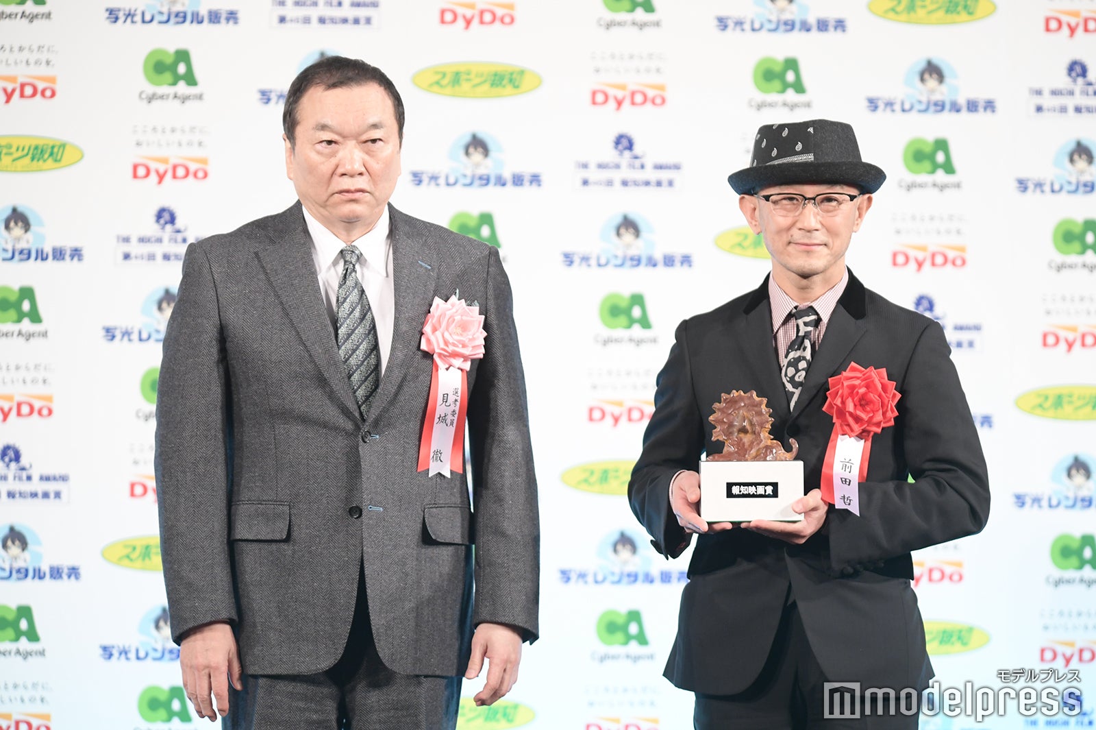 （右）前田哲監督（C）モデルプレス