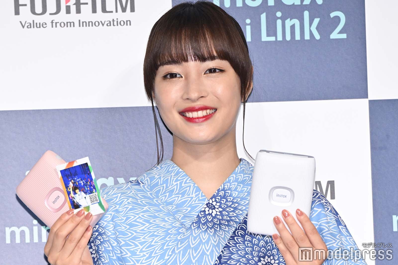 製品を持つ広瀬すず （C）モデルプレス