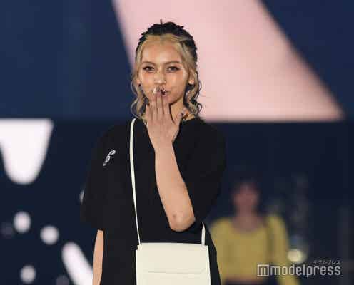 ゆきぽよ、クールなミニワンピース姿で美脚披露<関コレ2022S/S>