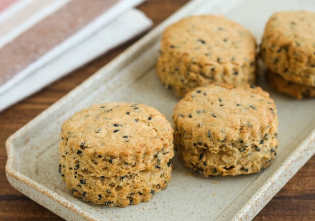 卵もバターもいりません！ワンボウルでどんどん混ぜるだけ！簡単黒ごまきなこスコーンのレシピ