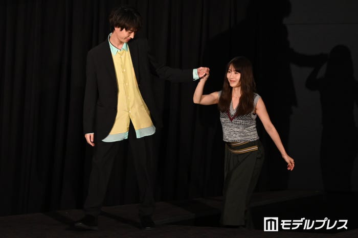 青木柚、有村架純(C)モデルプレス