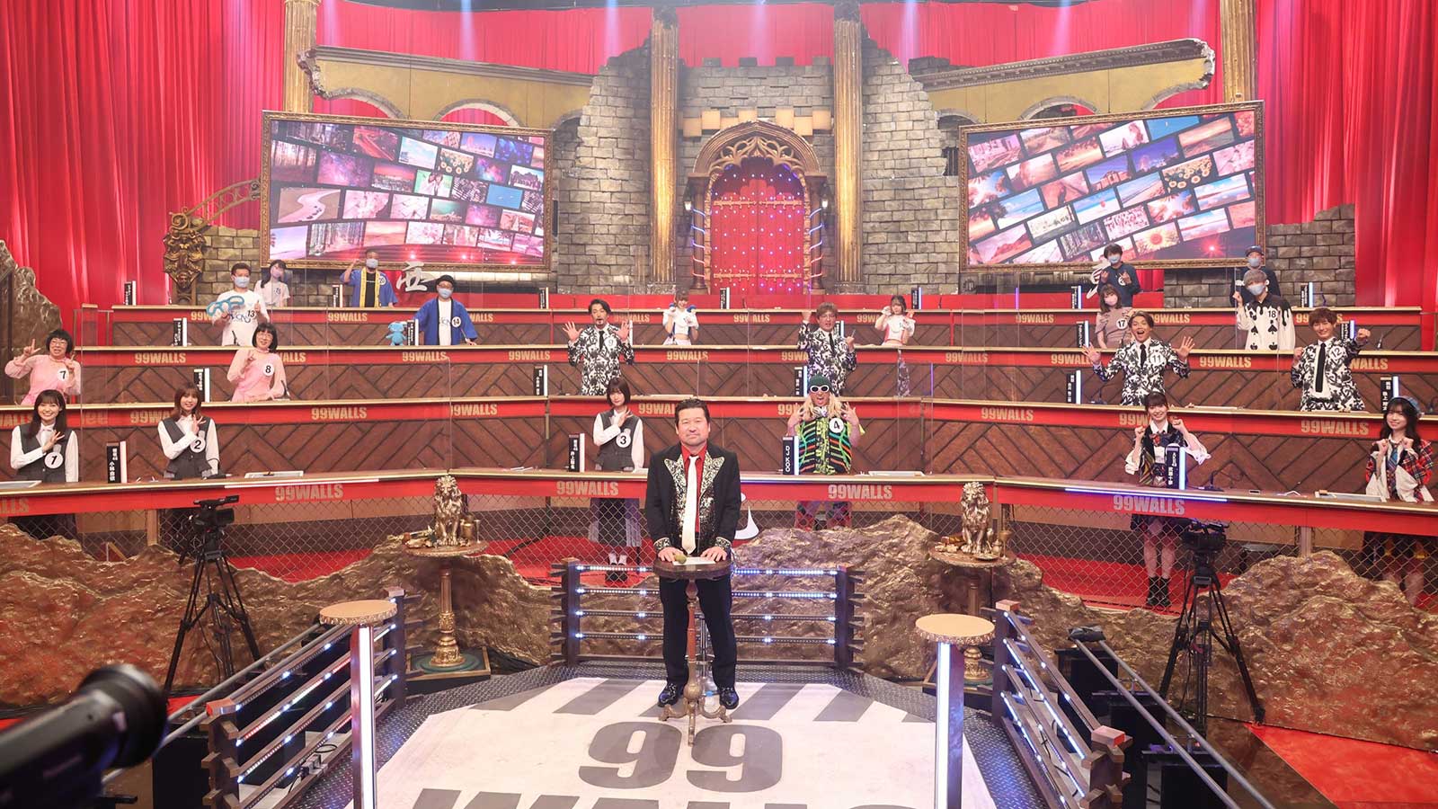 （中央）佐藤二朗 （C）フジテレビ