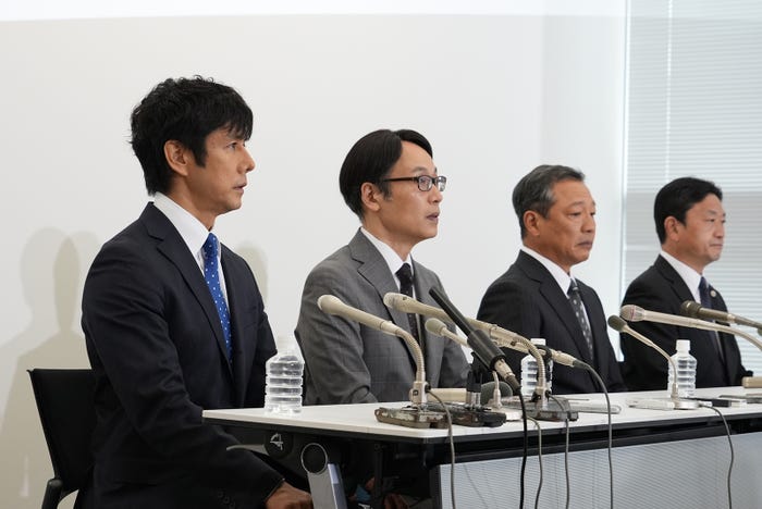 西島秀俊、正名僕蔵/「真犯人フラグ」第4話より(C)日本テレビ