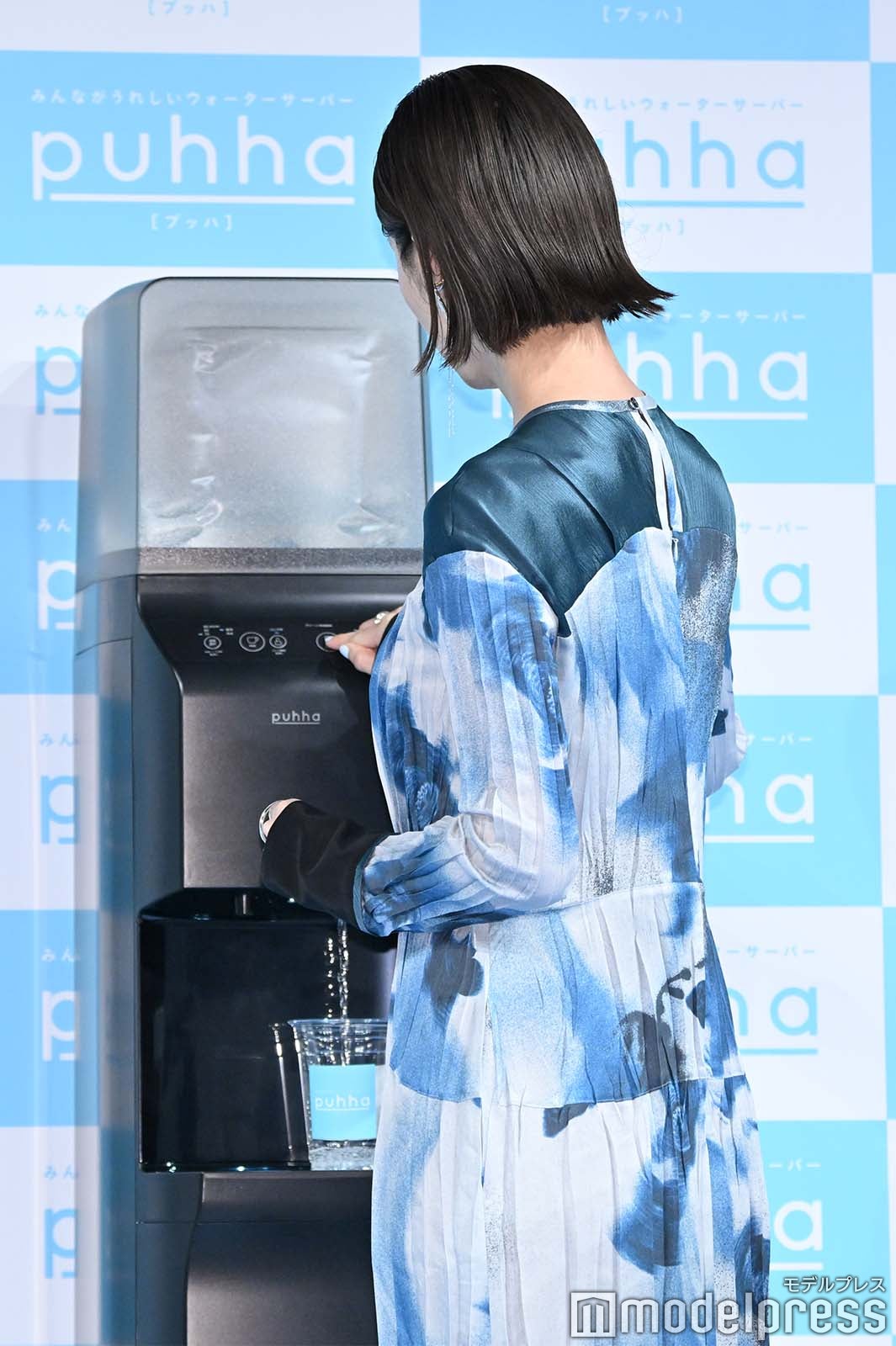 新製品を試す松本若菜 （C）モデルプレス