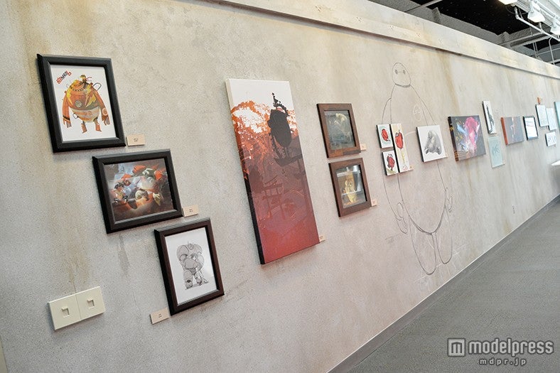 壁にはコンセプトアートが／フリースペース「caffeine patch」