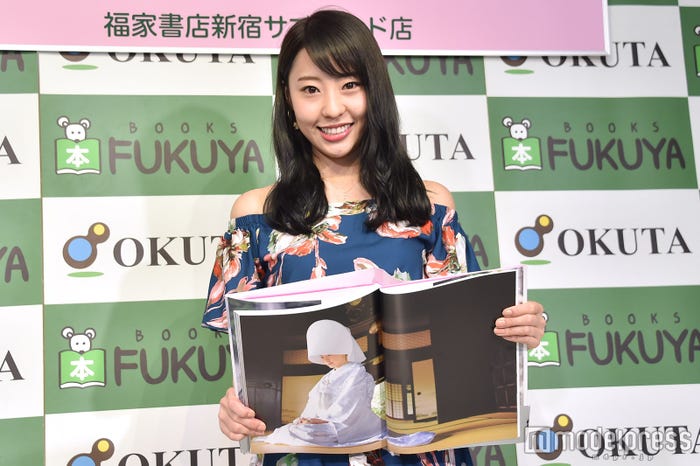 白無垢姿の写真を披露する藤江れいな(C)モデルプレス