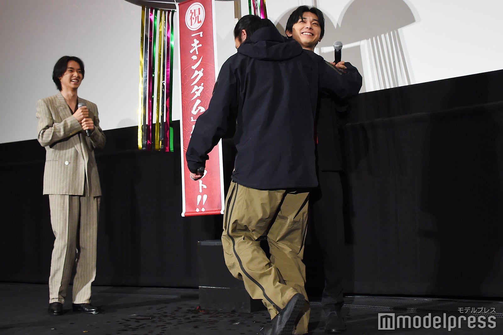 ハグをする坂口拓、吉沢亮（C）モデルプレス