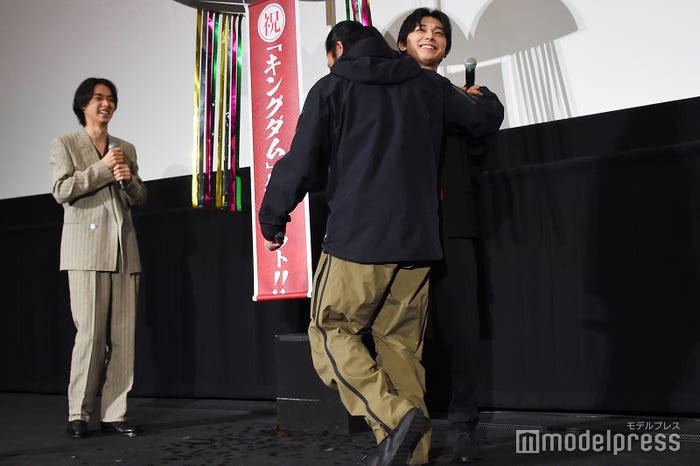 ハグをする坂口拓、吉沢亮(C)モデルプレス