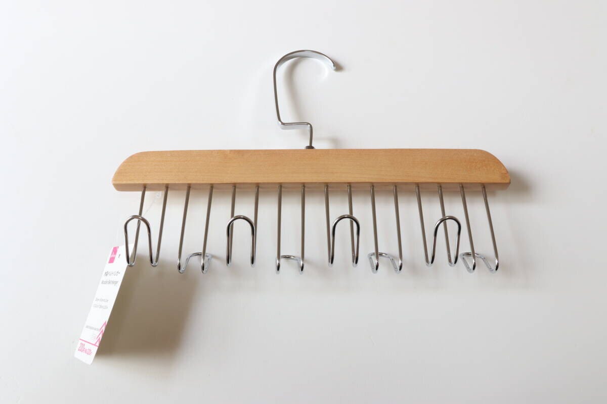 ダイソー 木製ベルトハンガー ダイソーの木製ベルトハンガーのパッケージ