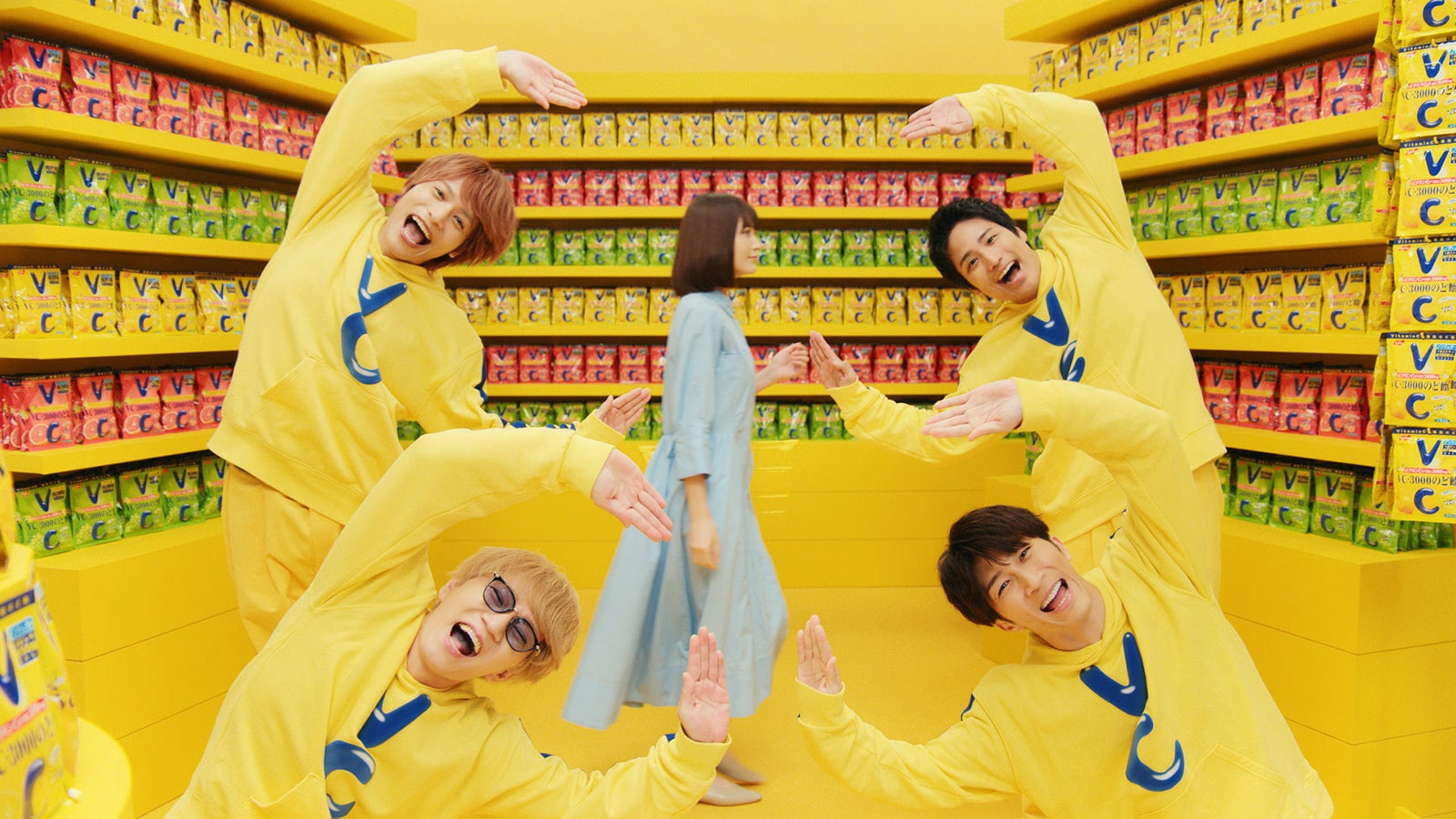 中間淳太、神山智洋、濵田崇裕、桐山照史／VC-3000のど飴新テレビCM「お買い物」篇（提供写真）